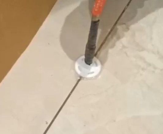 平山瓷砖空鼓维修公司专业解答瓷砖在铺贴过程中，如果没有涂抹均匀到位的粘结材料（如水泥砂浆或瓷砖胶），可能会导致以下问题